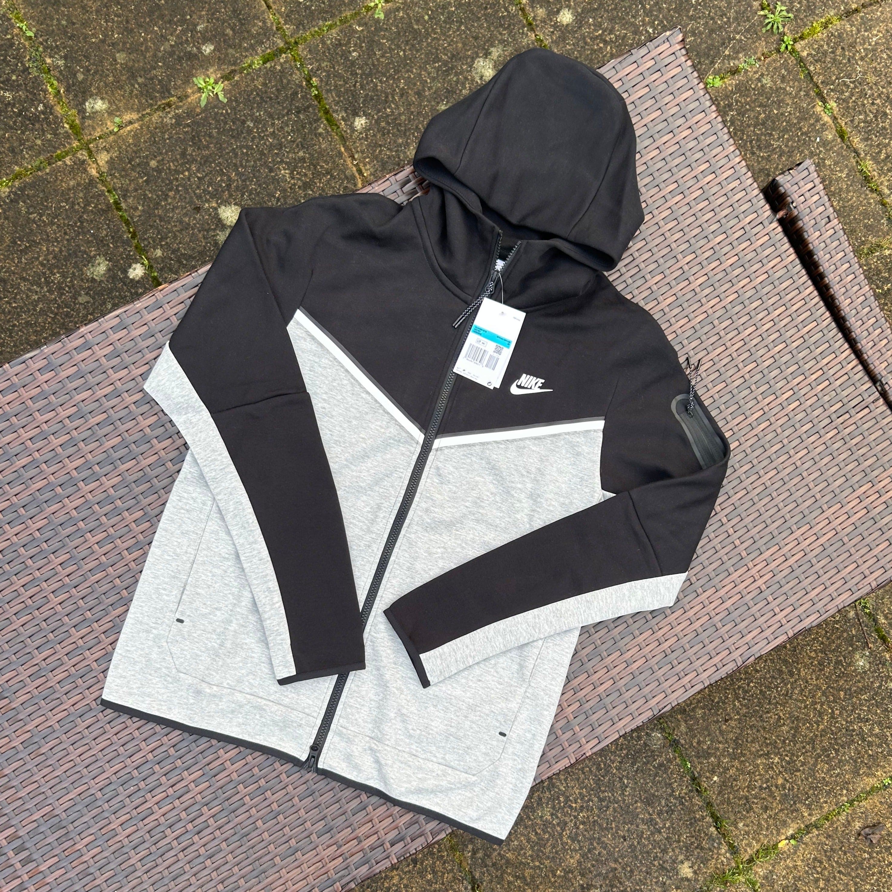 Nike Black/Grey Sportswear Tech Fleece