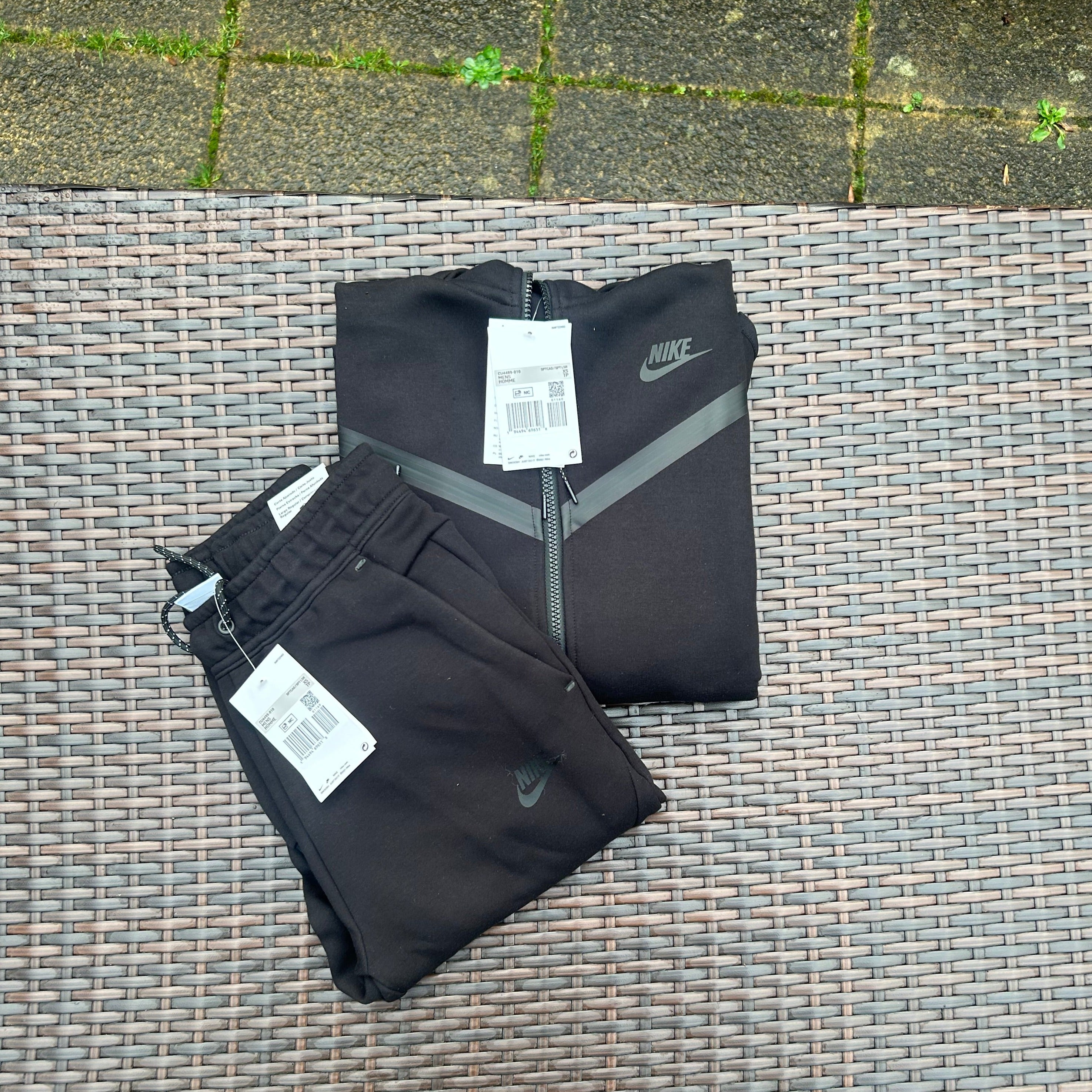 Nike Black Sportswear Tech Fleece