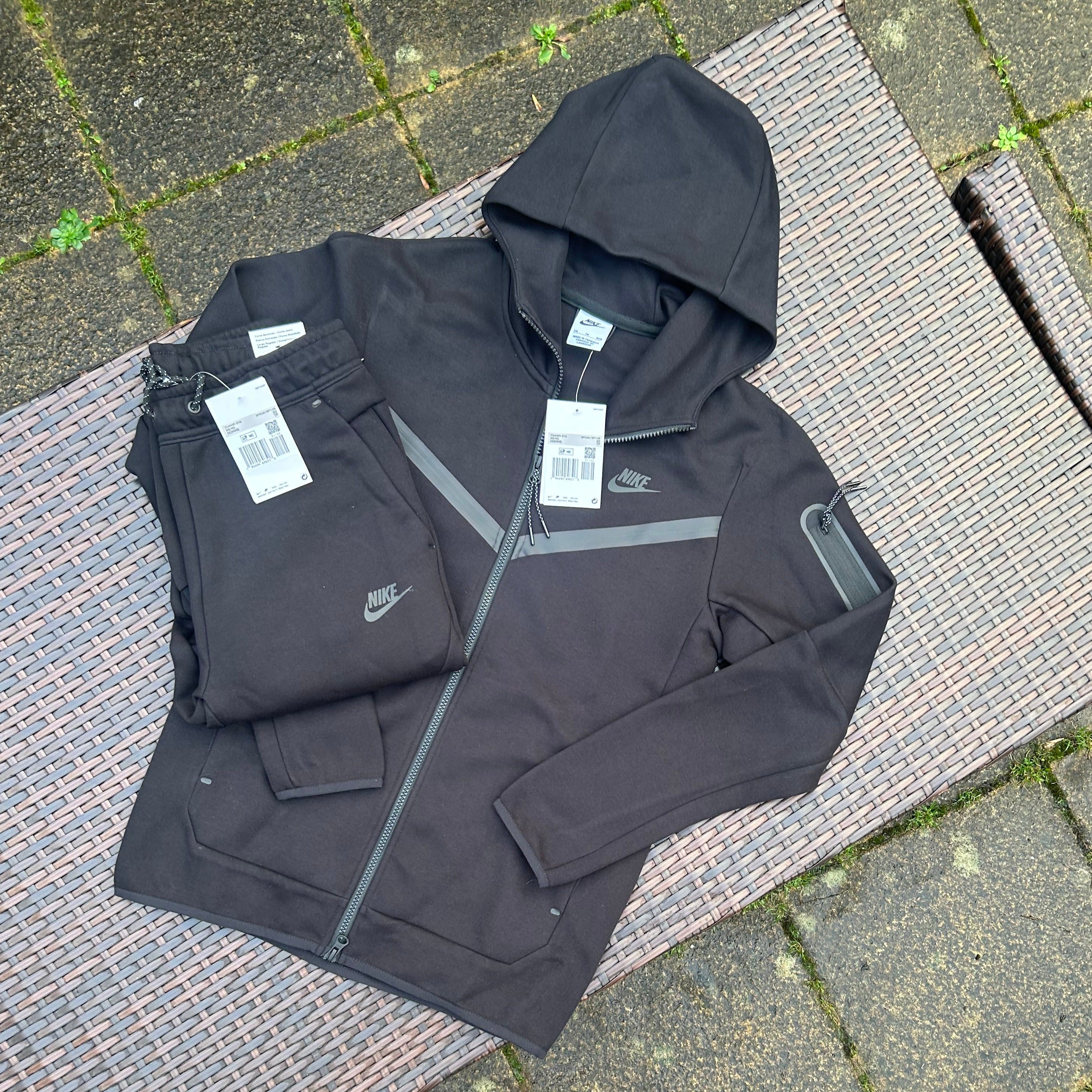 Nike Black Sportswear Tech Fleece