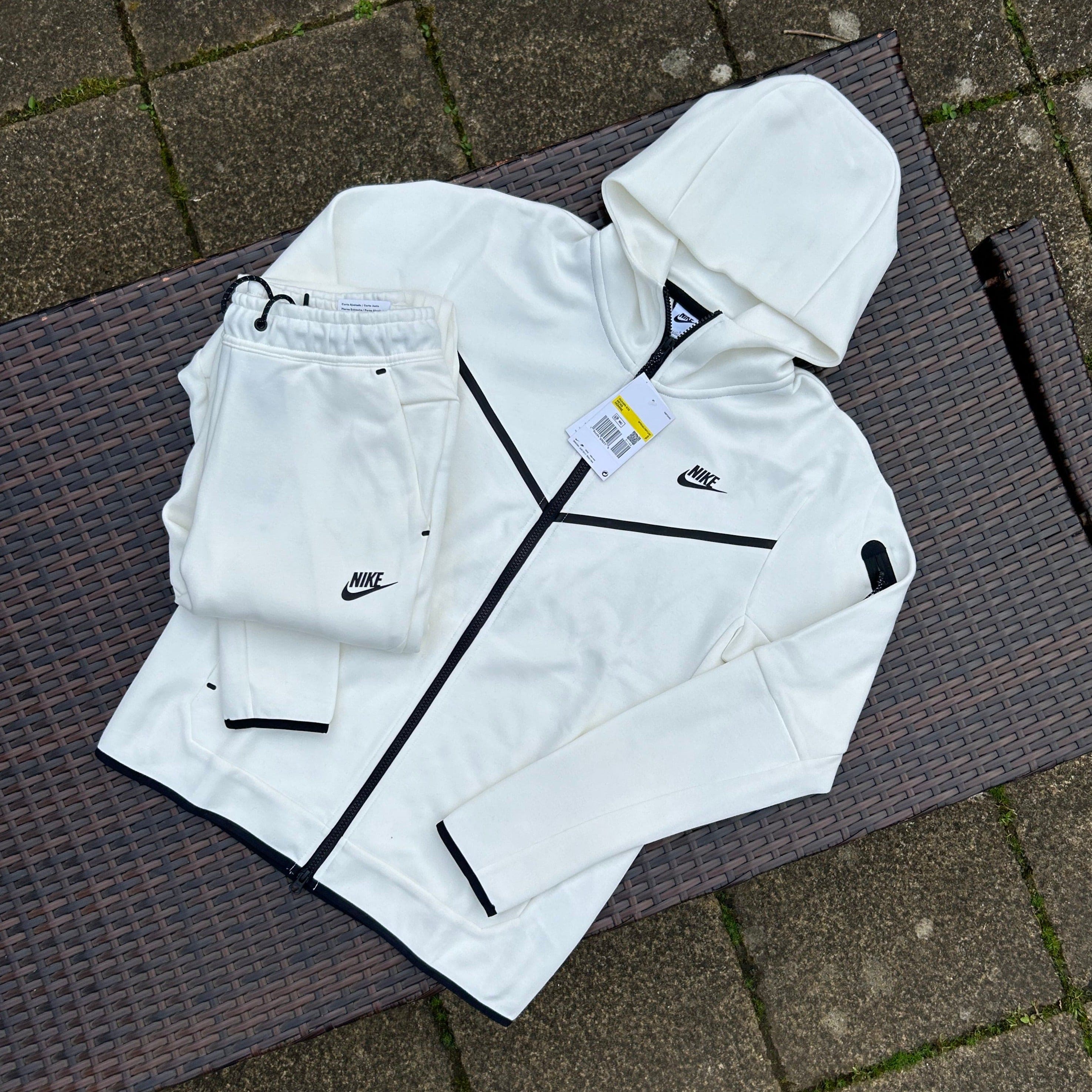 Nike White/Black Sportswear Tech Fleece
