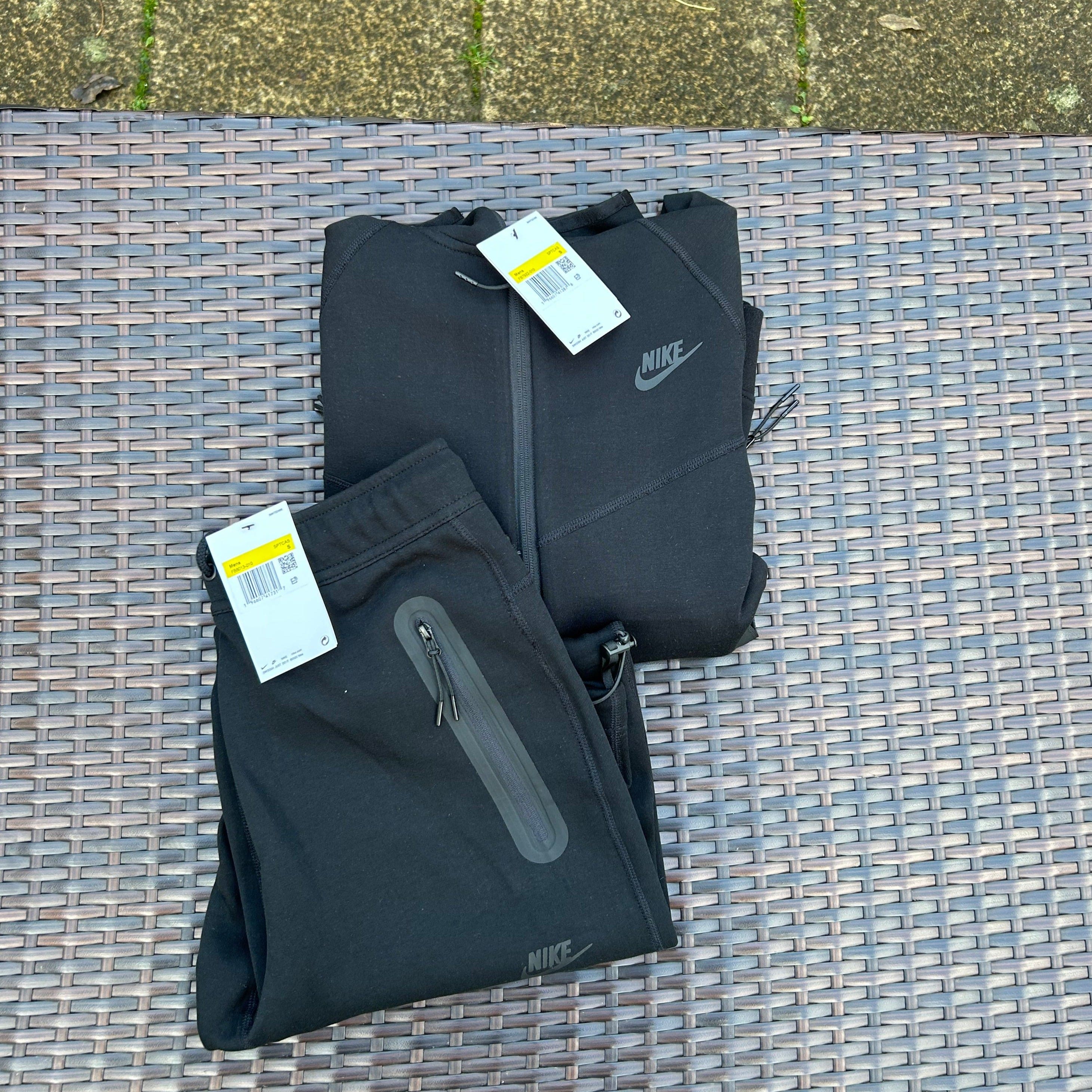 Nike Black Sportswear Tech Fleece (2023 Season)