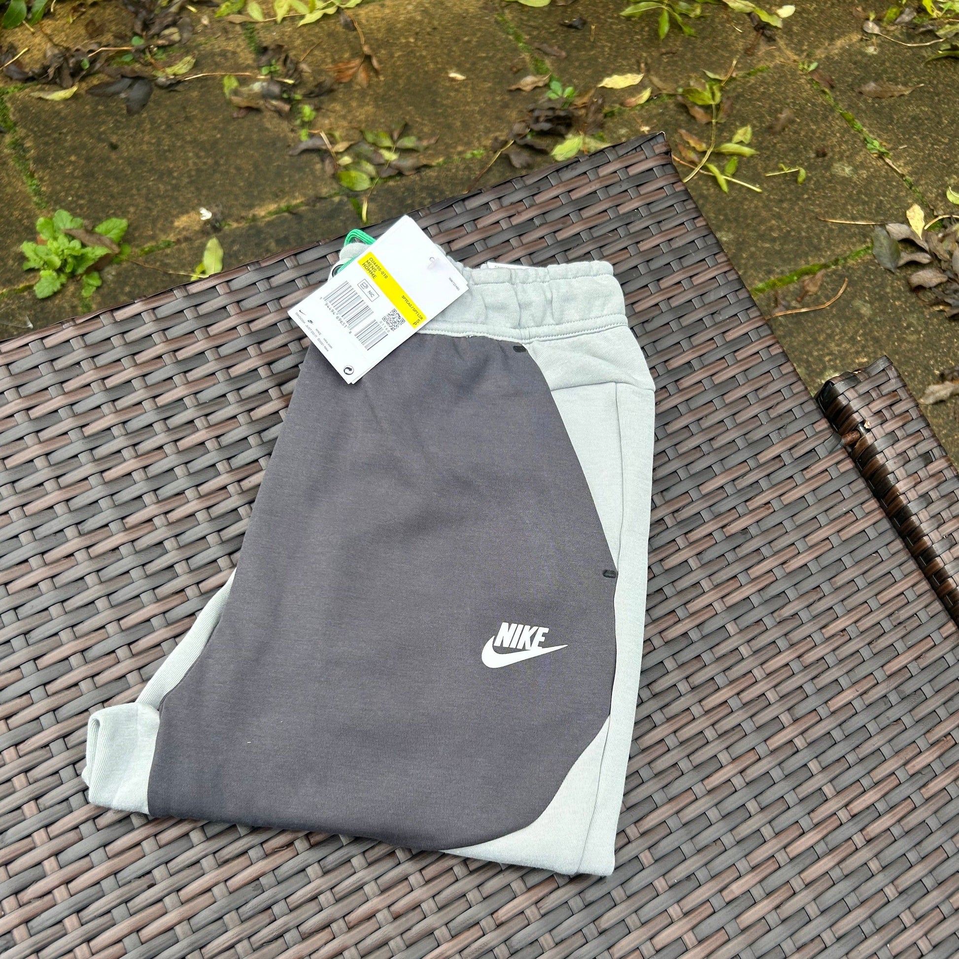 Nike Grey/Green Sportswear Tech Fleece