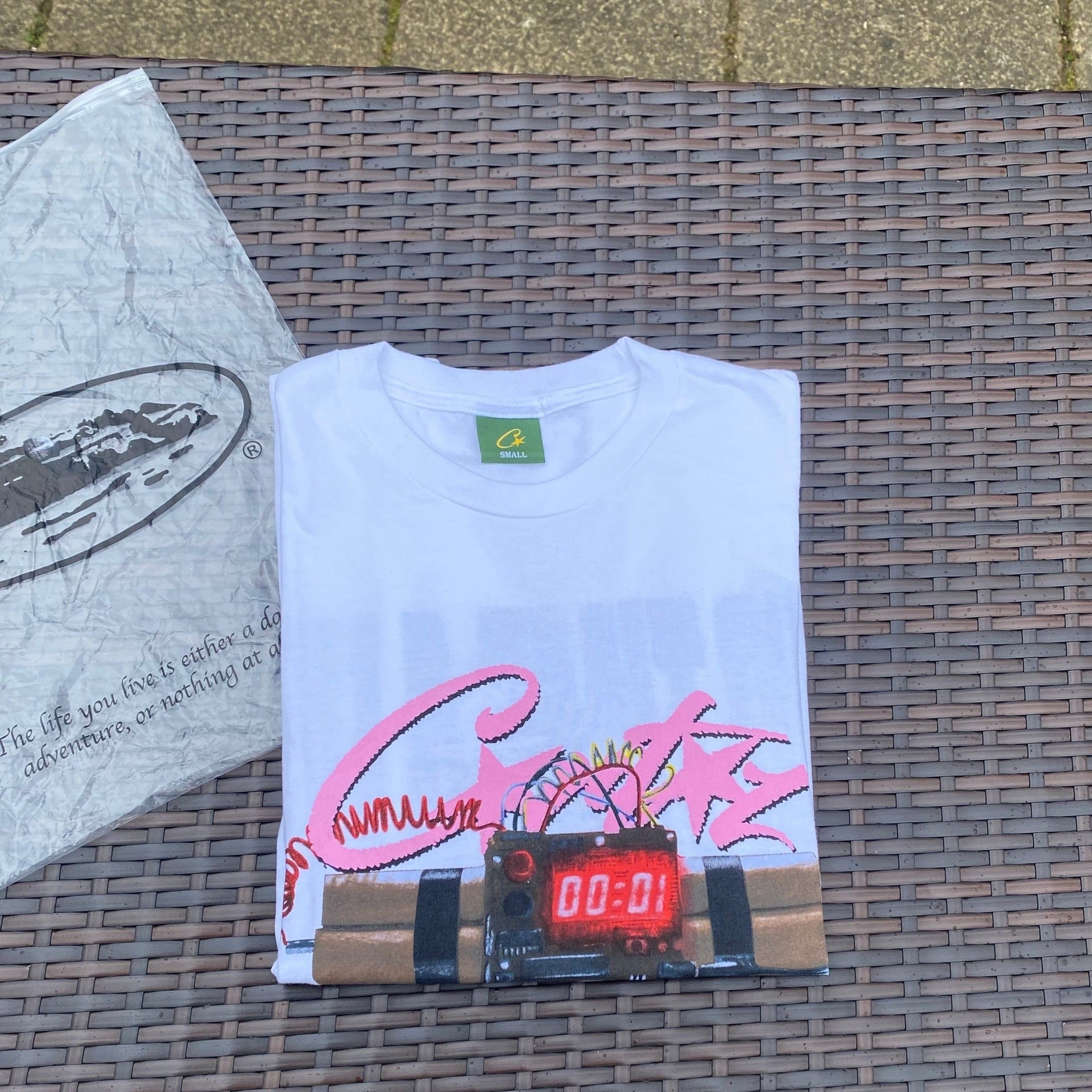 Does the no time 4 luv suppose to have a green tag? I've seen some with red  and i'm new to corteiz. Can anyone rep check this tee? size xs : r/corteiz